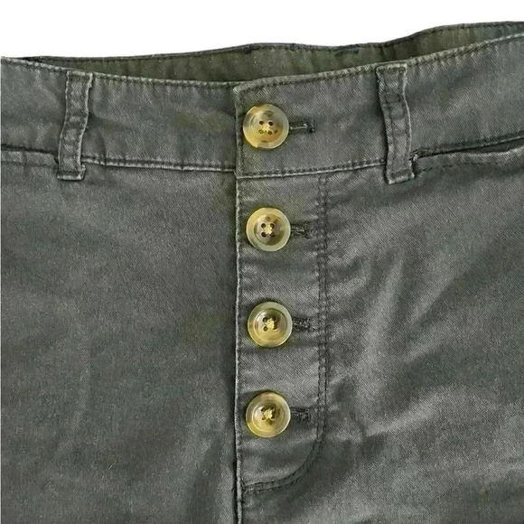 Old Navy Gray 4 button shorts Women’s Size 12 with 4 inch inseam Fit like 10 - Picture 3 of 6
